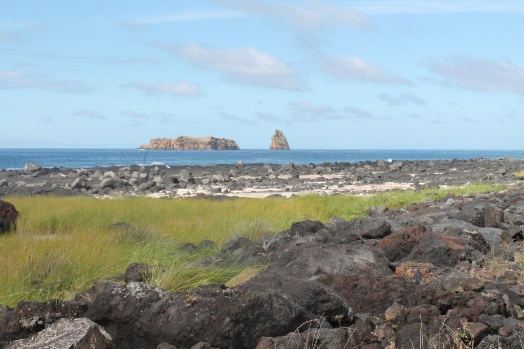 Costa vulcânica junto ao Vila Barca
